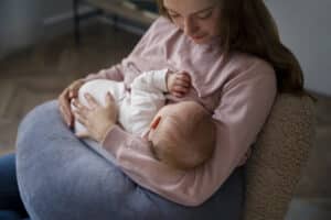 Bebé que estica-se na mama não se encontra relaxado como na imagem.