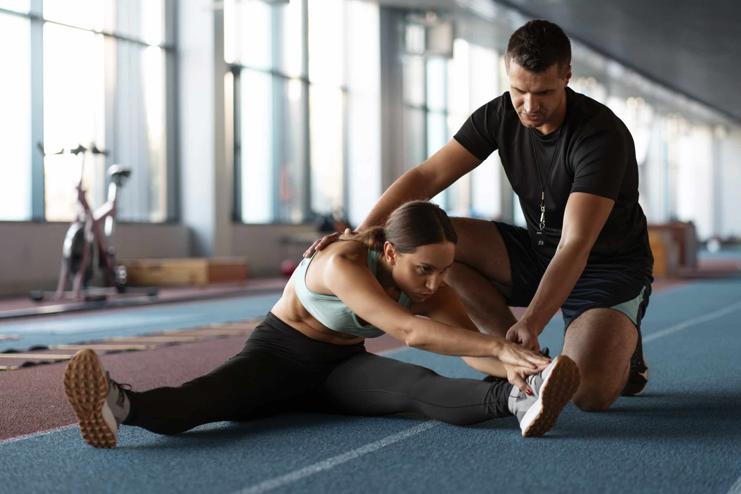 Jovem a treinar acompanhada de um fisioterapeuta após um lesão.
